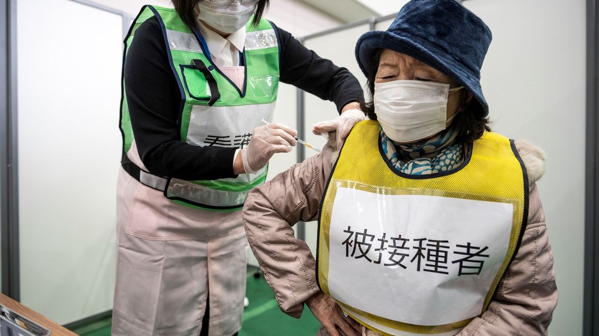 Japonci mají vakcín víc, než potřebují. S očkováním jsou ale opatrní